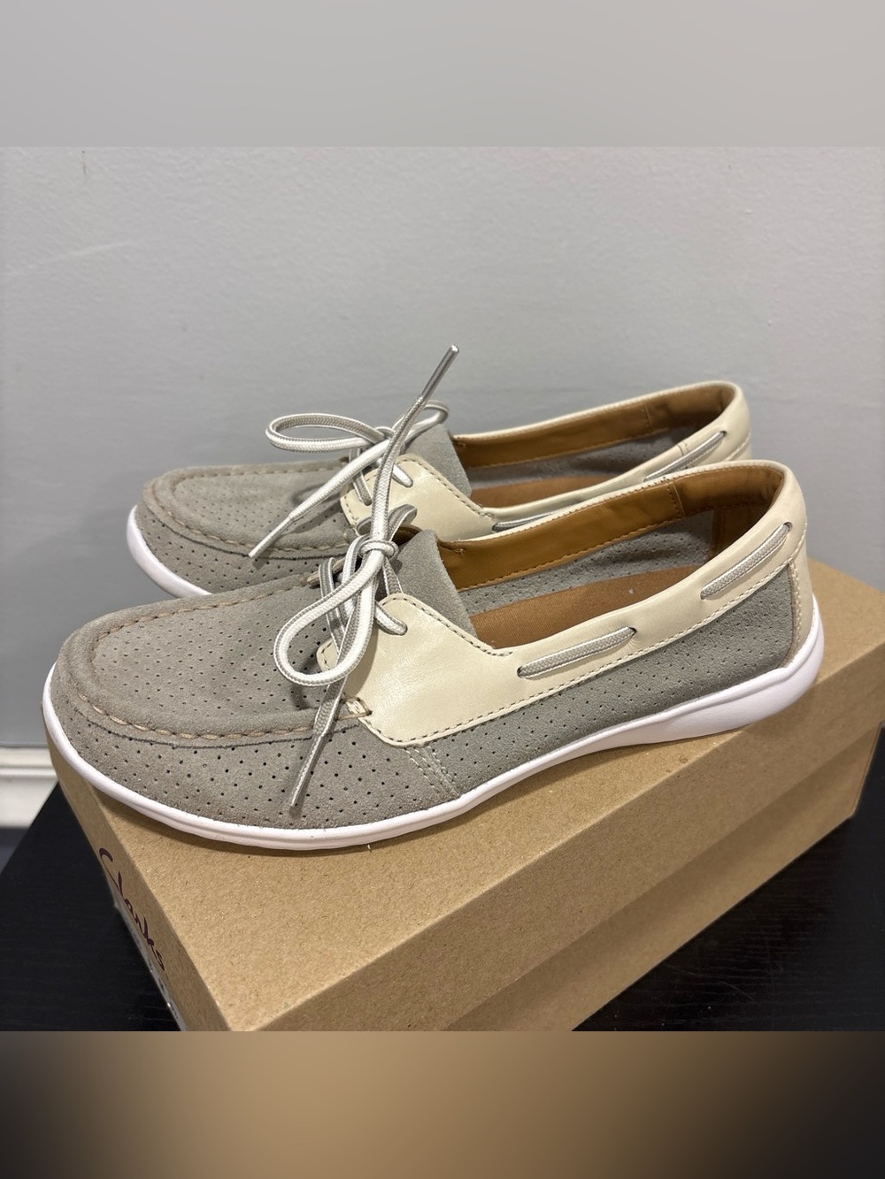 Clarks Women's Grey & cream boat shoes lightly used sz 8 comfort women’s slip on